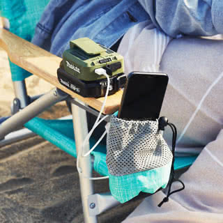 Charges 2 devices at the same time